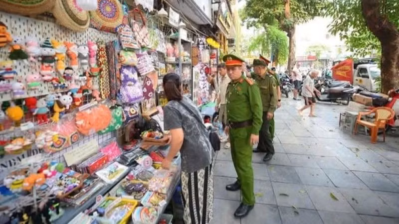 Công an phường Hoàn Kiếm phối hợp các Phòng chức năng của Ủy ban nhân dân phường, lực lượng cơ sở duy trì tuần tra, xử lý nghiêm vi phạm, kết hợp tuyên truyền, nhắc nhở không để hình thành “khoảng trống” trong quản lý.