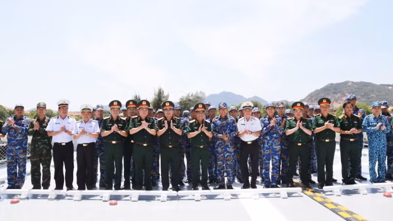 Thượng tướng Nguyễn Văn Nghĩa tặng quà và động viên các lực lượng tham gia luyện tập diễu binh trên biển.