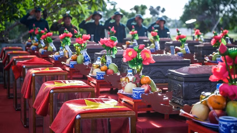 Lễ truy điệu và an táng quân tình nguyện và chuyên gia Việt Nam hy sinh tại nước bạn Lào quy tập về Nghĩa trang liệt sĩ Nghi Lộc (Nghệ An). (Ảnh: THÀNH ĐẠT)