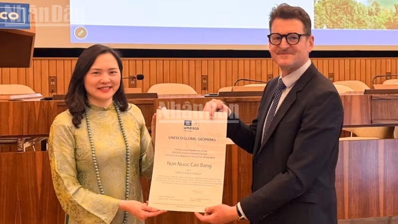 Đại sứ Nguyễn Thị Vân Anh nhận Bằng tiếp tục công nhận Công viên địa chất Non nước Cao Bằng là Công viên địa chất toàn cầu UNESCO.