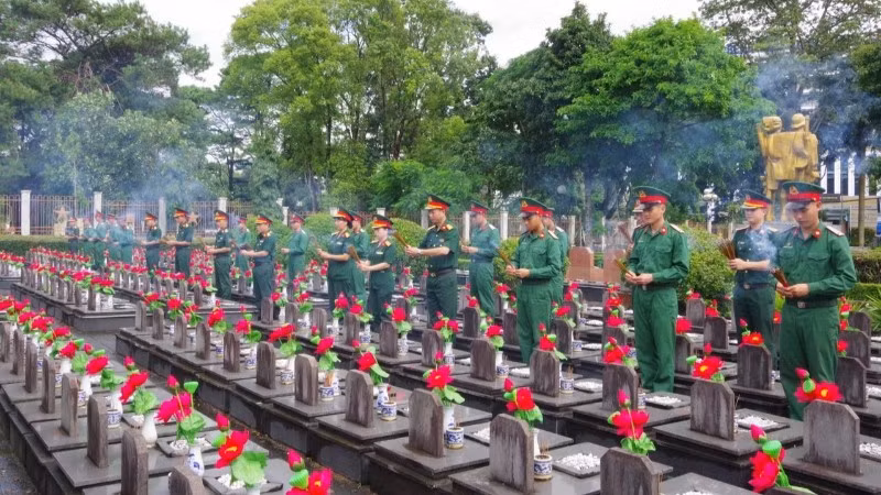 Tuổi trẻ Lữ đoàn 132 dâng hương tại Nghĩa trang Liệt sĩ phường Pleiku, Gia Lai.