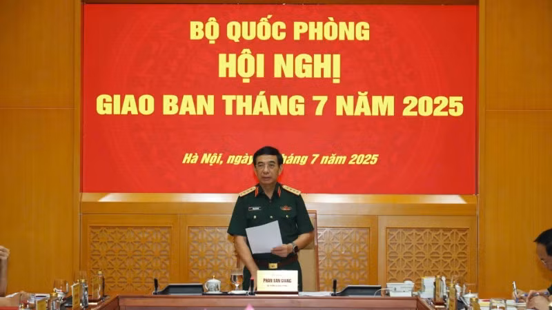 Đại tướng Phan Văn Giang, Ủy viên Bộ Chính trị, Phó Bí thư Quân ủy Trung ương, Bộ trưởng Quốc phòng chủ trì hội nghị.