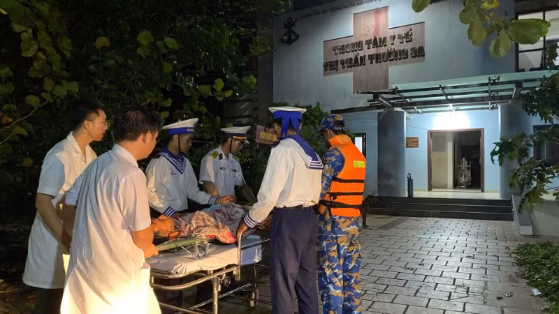 Bệnh xá đảo Trường Sa, thuộc Lữ đoàn 146 (Vùng 4 Hải quân) đã tiếp nhận và cấp cứu khẩn cấp cho người bệnh Nguyễn Trung Tín (sinh năm 1992, quê quán xã Phù Mỹ Đông, tỉnh Gia Lai).