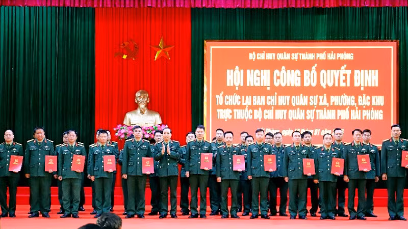 Trao quyết định bổ nhiệm Chỉ huy trưởng Ban Chỉ huy quân sự các xã, phường, đặc khu thuộc Bộ Chỉ huy quân sự thành phố Hải Phòng.