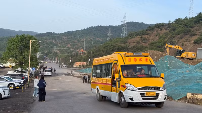 Lực lượng cứu hộ tại hiện trường vụ tai nạn. (Ảnh: Tân Hoa xã)