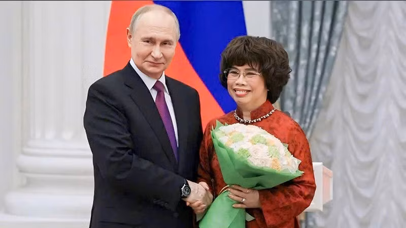 Tổng thống Liên bang Nga Vladimir Putin trao tặng Anh hùng Lao động Việt Nam Thái Hương Huân chương Hữu nghị của Nhà nước Liên bang Nga. (Ảnh: Điện Kremlin)