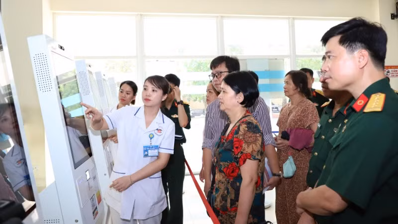 Hội đồng chuyên môn khảo sát, kiểm tra thực tế cơ sở hạ tầng công nghệ thông tin của Bệnh viện Quân y 105.