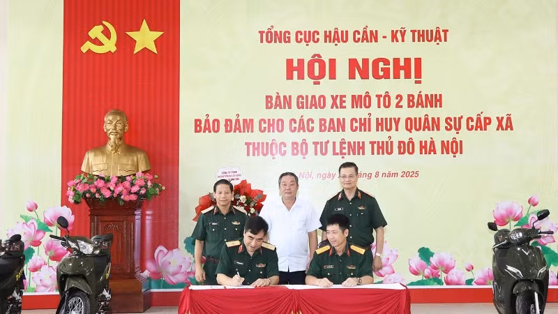 Các đồng chí lãnh đạo Tổng cục Hậu cần-Kỹ thuật, Bộ Tư lệnh Thủ đô Hà Nội và lãnh đạo thành phố Hà Nội chứng kiến bàn giao xe.