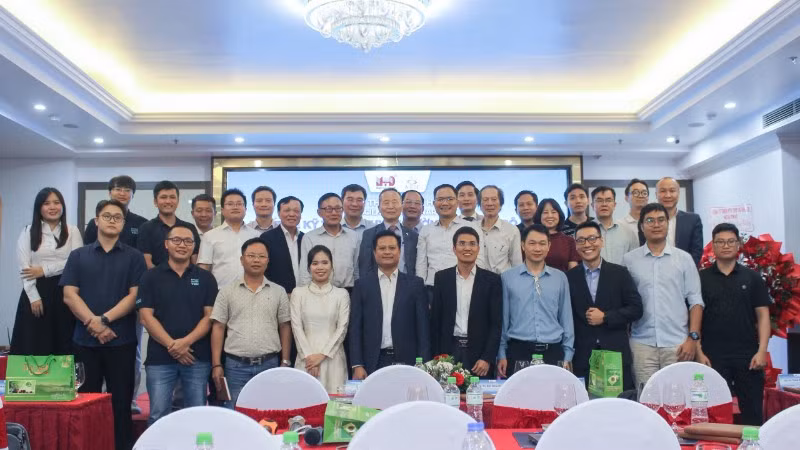 Các chuyên gia, diễn giả chụp ảnh lưu niệm.