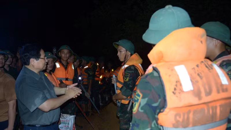 Thủ tướng Chính phủ Phạm Minh Chính kiểm tra công tác ứng phó mưa lũ tại xã Trung Giã và xã Đa Phúc, thành phố Hà Nội.