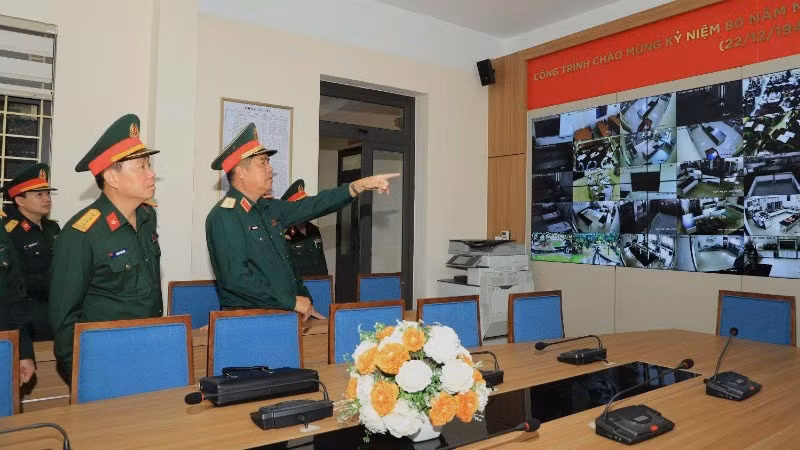 Đoàn công tác kiểm tra tại Phòng Điều hành huấn luyện.