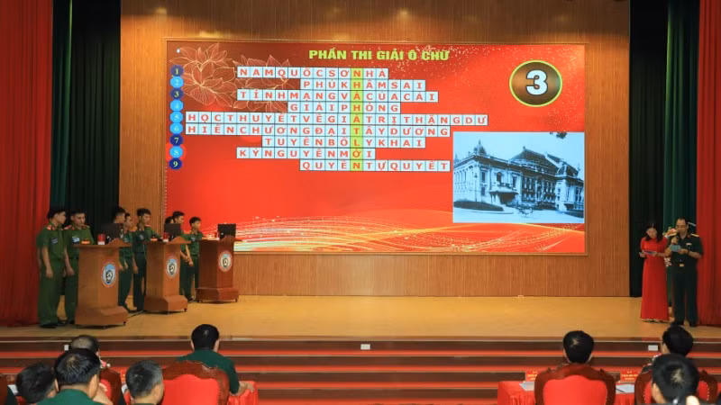 Các thí sinh tại Phần thi giải ô chữ.