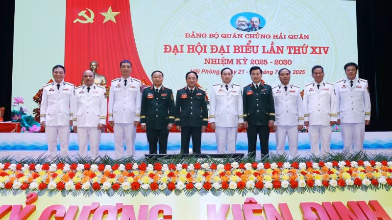 Đại tướng Trịnh Văn Quyết, Bí thư Trung ương Đảng, Ủy viên Thường vụ Quân ủy Trung ương, Chủ nhiệm Tổng cục Chính trị Quân đội nhân dân Việt Nam cùng các đại biểu tại đại hội. 