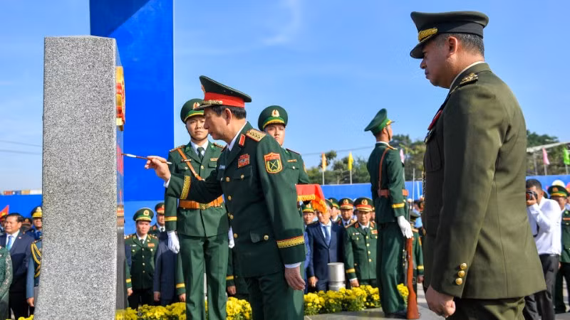 Đại tướng Phan Văn Giang, Ủy viên Bộ Chính trị, Phó Bí thư Quân ủy Trung ương, Bộ trưởng Quốc phòng, tiến hành nghi thức tô son cột mốc chủ quyền 171.