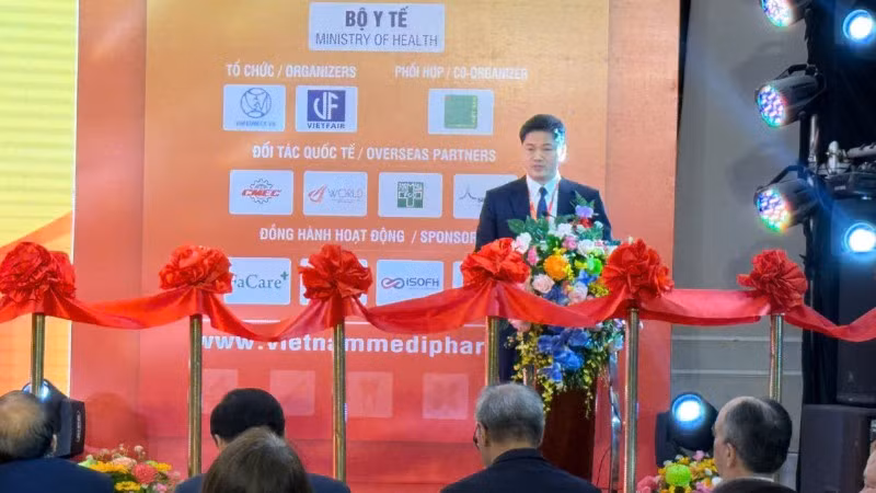 Tiến sĩ, bác sĩ Vũ Mạnh Hà, Thứ trưởng thường trực Y tế, đọc diễn văn khai mạc triển lãm. (Ảnh: KHẮC KIÊN)