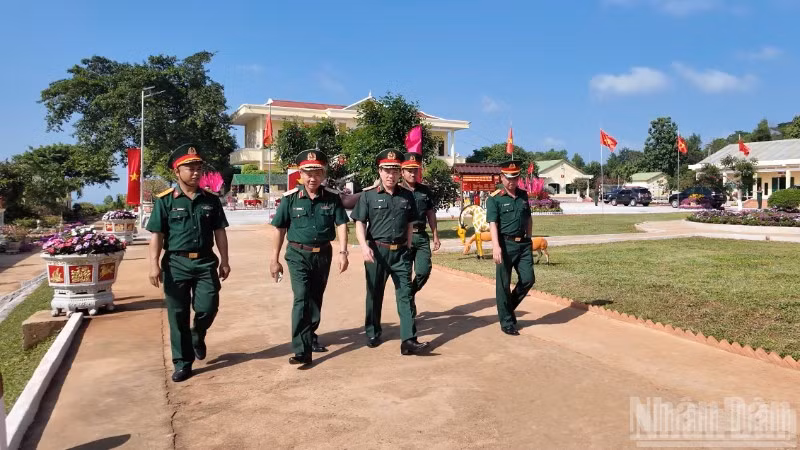 Đoàn công tác tham quan doanh trại Trung đoàn bộ binh 95.
