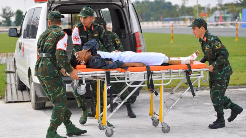 Mô phỏng tình huống vận chuyển cấp cứu người bị nạn.