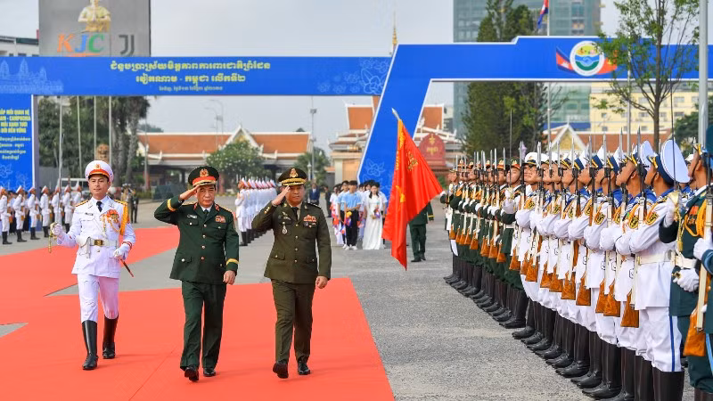 Đại tướng Phan Văn Giang, Ủy viên Bộ Chính trị, Phó Bí thư Quân ủy Trung ương, Bộ trưởng Quốc phòng cùng Đại tướng Tea Seiha, Phó Thủ tướng Chính phủ, Bộ trưởng Quốc phòng Campuchia duyệt đội hình danh dự.