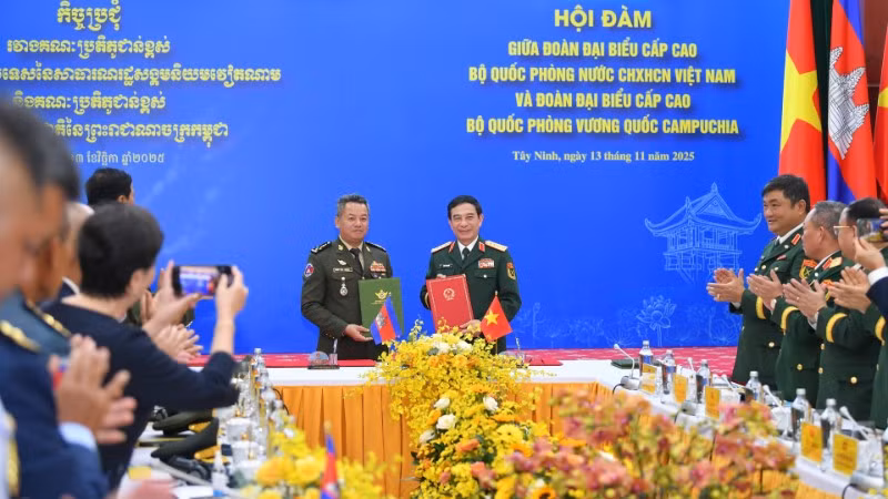 Đại tướng Phan Văn Giang và Đại tướng Tea Seiha đã ký kết Kế hoạch hợp tác năm 2026, Bản ghi nhớ về tăng cường hợp tác đào tạo, tập huấn nguồn nhân lực và Thỏa thuận về hợp tác biên phòng giữa hai Bộ Quốc phòng.