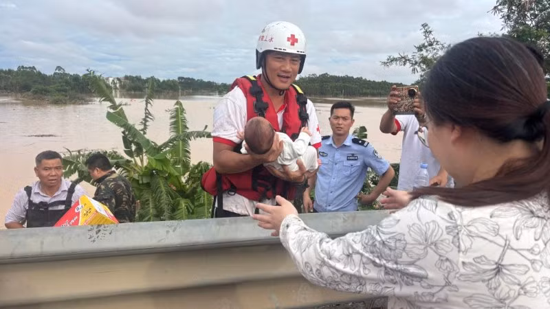Nhân viên cứu trợ hỗ trợ người dân sơ tán ở huyện Tân Dương, thành phố Nam Ninh. (Ảnh: Tân Hoa xã)