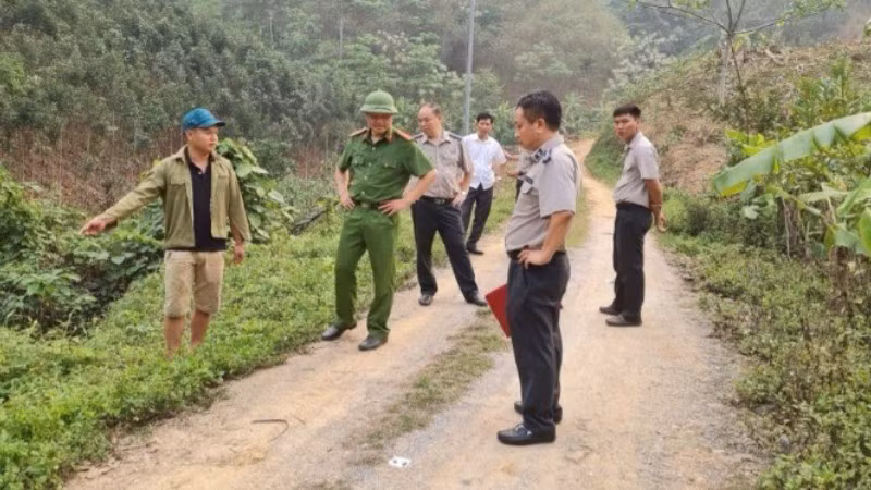 Các chấp hành viên đi thực địa tại tỉnh Lào Cai (cũ) để thi hành án.
