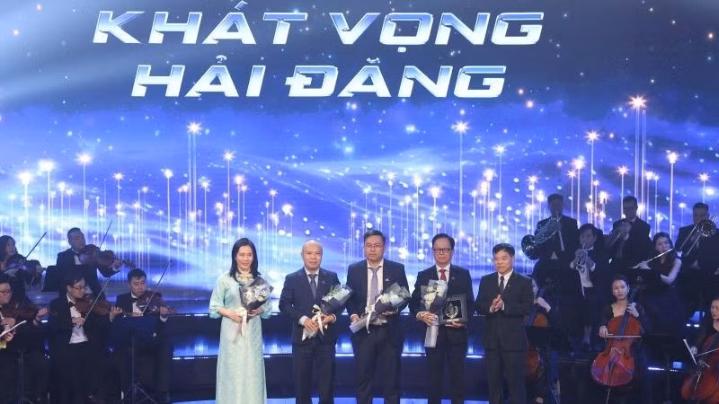 Các nhà khoa học tham dự chương trình.
