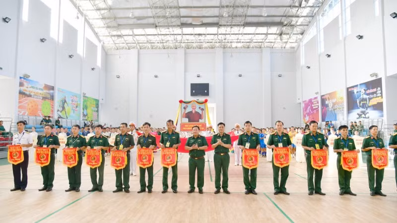 Thủ trưởng Bộ Tư lệnh Quân khu 9 trao Cờ lưu niệm cho các đoàn vận động viên.