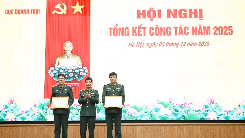 Thiếu tướng Hà Như Lợi trao bằng khen của Bộ trưởng Quốc phòng tặng Cục Doanh trại vì có thành tích xuất sắc trong thực hiện nhiệm vụ năm 2025.