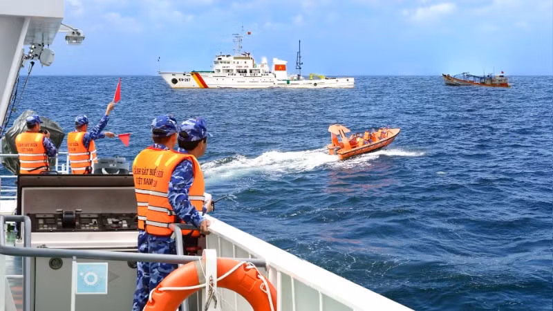 Các tàu thuộc lực lượng Cảnh sát biển Việt Nam tăng cường tuần tra, kiểm tra, kiểm soát trên các vùng biển.