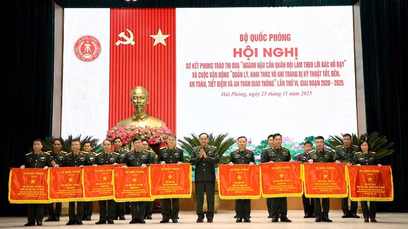 Thượng tướng Vũ Hải Sản, Ủy viên Trung ương Đảng, Ủy viên Quân ủy Trung ương, Thứ trưởng Quốc phòng trao Cờ thưởng của Bộ Quốc phòng cho các đơn vị có thành tích xuất sắc trong phong trào thi đua.