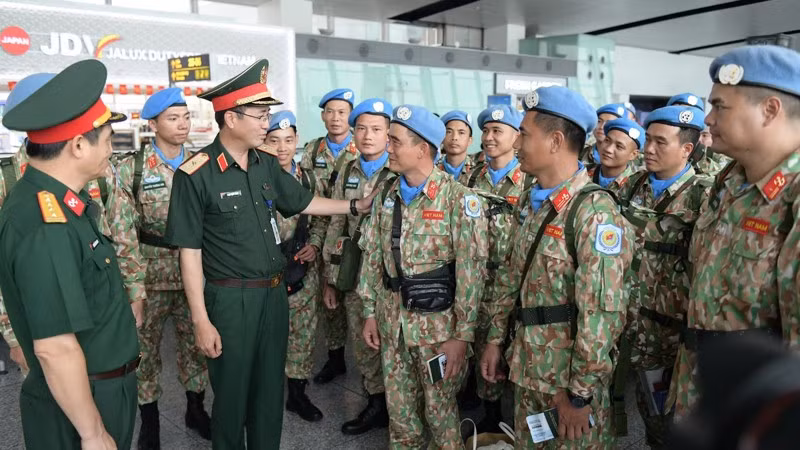 Thiếu tướng Phạm Mạnh Thắng, Cục trưởng Cục Gìn giữ hòa bình Việt Nam hỏi thăm, động viên cán bộ, nhân viên Đội Công binh số 4.