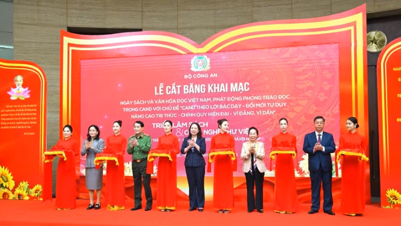Các đồng chí lãnh đạo cắt băng khai mạc Ngày sách và phát động phong trào đọc sách trong Công an nhân dân.