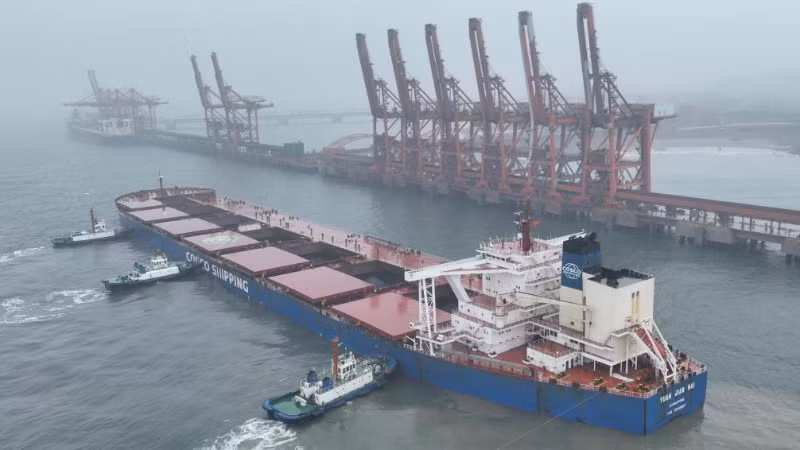 Một tàu chở hàng chuẩn bị cập cảng Đường Sơn, tỉnh Hà Bắc, Trung Quốc. (Ảnh: Tân Hoa xã)
