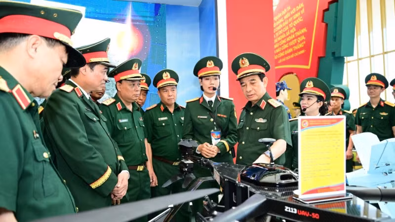 Đại tướng Phan Văn Giang và Đoàn đại biểu cấp cao Bộ Quốc phòng nghe giới thiệu sản phẩm tại Triển lãm.