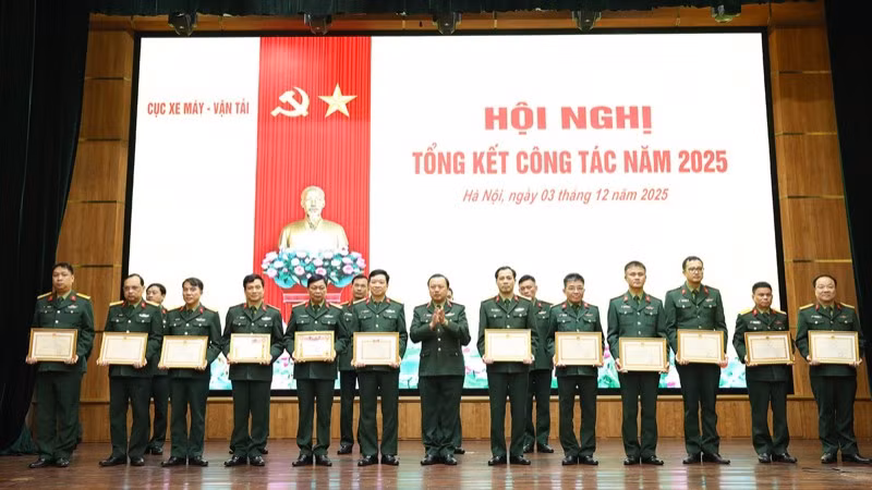 Trao Bằng khen của Bộ trưởng Quốc phòng cho các tập thể, cá nhân của Cục Xe máy-Vận tải đạt thành tích xuất sắc trên các mặt công tác năm 2025.