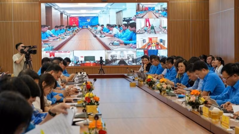 Đây là lần đầu tiên, Hội nghị Ban Chấp hành Tổng Liên đoàn tổ chức với hình thức trực tiếp và trực tuyến 42 điểm cầu. (Ảnh: HỮU CHÁNH)