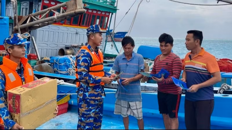 Cán bộ, chiến sĩ đảo Đá Lớn tuyên truyền cho ngư dân về các quy định IUU.