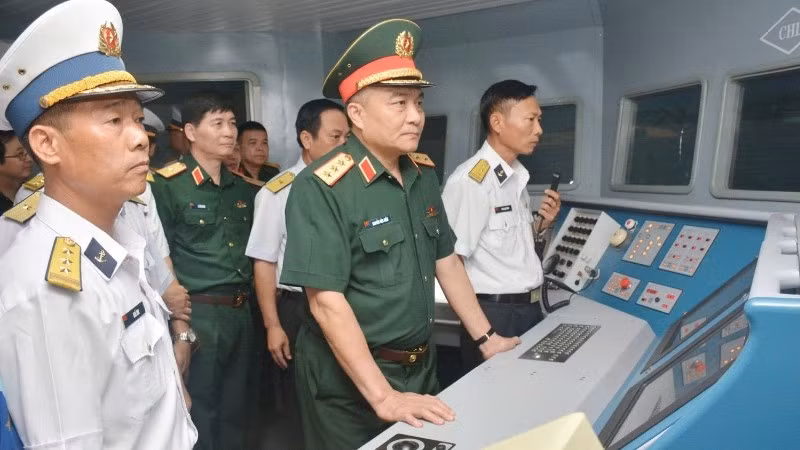 Thượng tướng Nguyễn Văn Hiền và các đại biểu kiểm tra công tác huấn luyện trên hệ thống mô phỏng tàu Gepard 3.9.