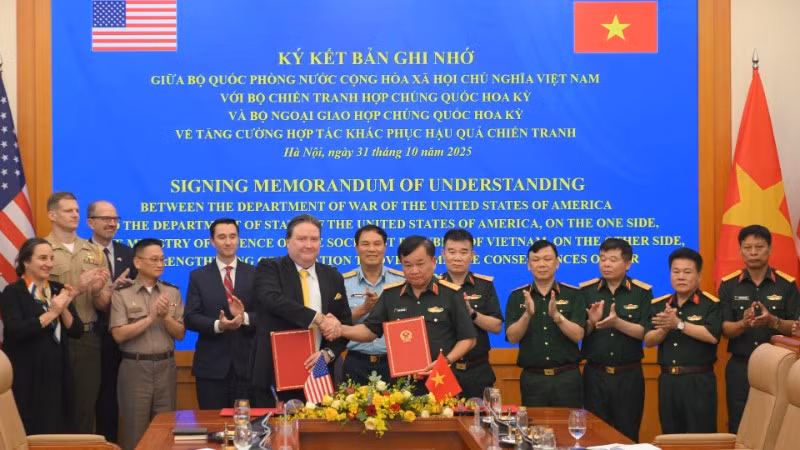 Thượng tướng Hoàng Xuân Chiến, Ủy viên Trung ương Đảng, Ủy viên Thường vụ Quân ủy Trung ương, Thứ trưởng Quốc phòng cùng Đại sứ Hoa Kỳ tại Việt Nam Marc Evans Knapper tại buổi ký kết.