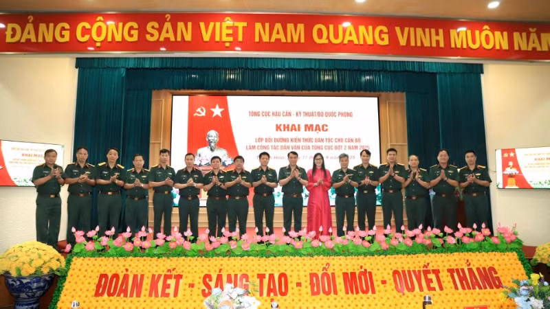 Lãnh đạo Tổng cục chụp hình với các đại biểu các cơ quan, đơn vị.