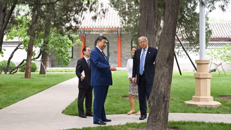 Tổng Bí thư, Chủ tịch Trung Quốc Tập Cận Bình và Tổng thống Donald Trump đi dạo và trao đổi thân mật trong khuôn viên Trung Nam Hải ở thủ đô Bắc Kinh sáng 15/5. (Ảnh: Tân Hoa xã)