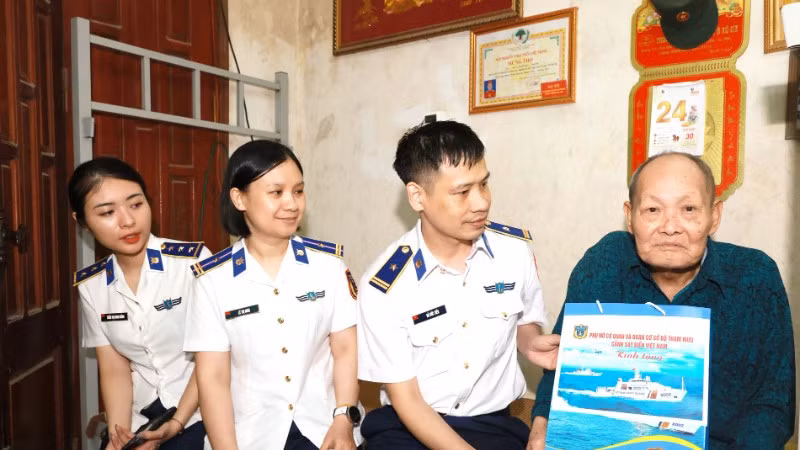 Đoàn công tác ân cần thăm hỏi, biết ơn những công lao của thế hệ cha anh.
