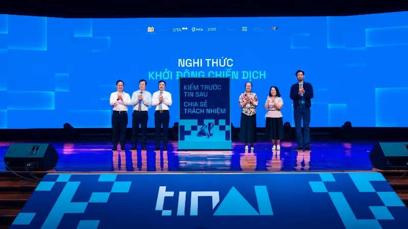 Đại diện Ban tổ chức thực hiện nghi thức khởi động Chiến dịch TinAI? 