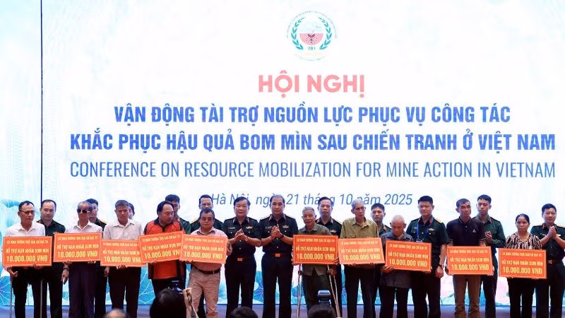 Trao hỗ trợ sinh kế cho các nạn nhân bom mìn