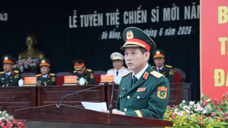 Trung tướng Lê Ngọc Hải, Ủy viên Trung ương Đảng, Tư lệnh Quân khu 5 phát biểu chỉ đạo tại Lễ tuyên thệ chiến sĩ mới của Trung đoàn 143 (Sư đoàn 315). 