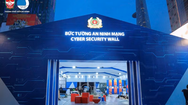 Toàn cảnh phân khu trải nghiệm tương tác “Bức tường an ninh mạng” tại phố đi bộ Nguyễn Huệ (Ảnh: A05)