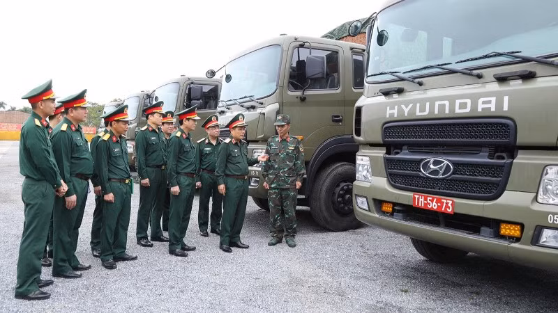 Trung tướng Trần Minh Đức trao đổi kinh nghiệm công tác bảo quản phương tiện.