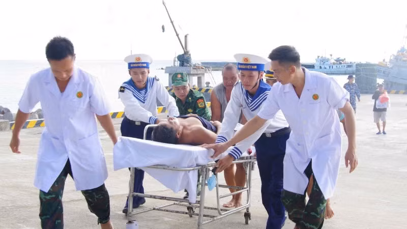Kịp thời đưa người bệnh vào Bệnh xá đảo Trường Sa cấp cứu.