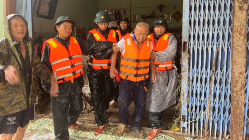Đưa người dân đến vùng an toàn.
