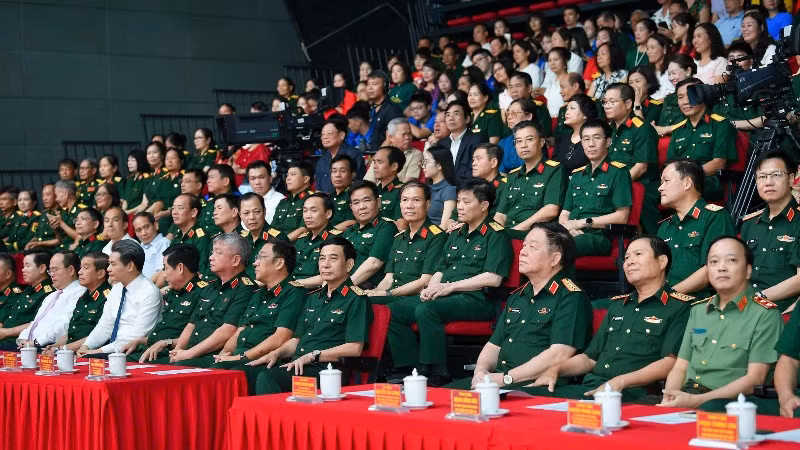 Các đại biểu tham dự chương trình chính luận nghệ thuật "Tổ quốc ghi công - Lời hứa với mẹ".